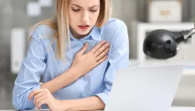 胸里面有硬块是怎么回事 胸里面有硬块怎么办