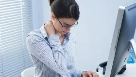 颈椎病危害健康 办公室白领如何预防颈椎病？