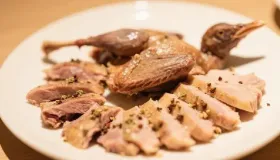 鸽子炖什么老人吃最好