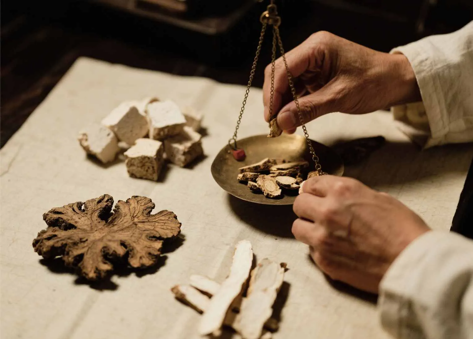 办公室人群缓解肩颈酸痛的中医穴位按摩养生法，告别僵硬疲劳插图