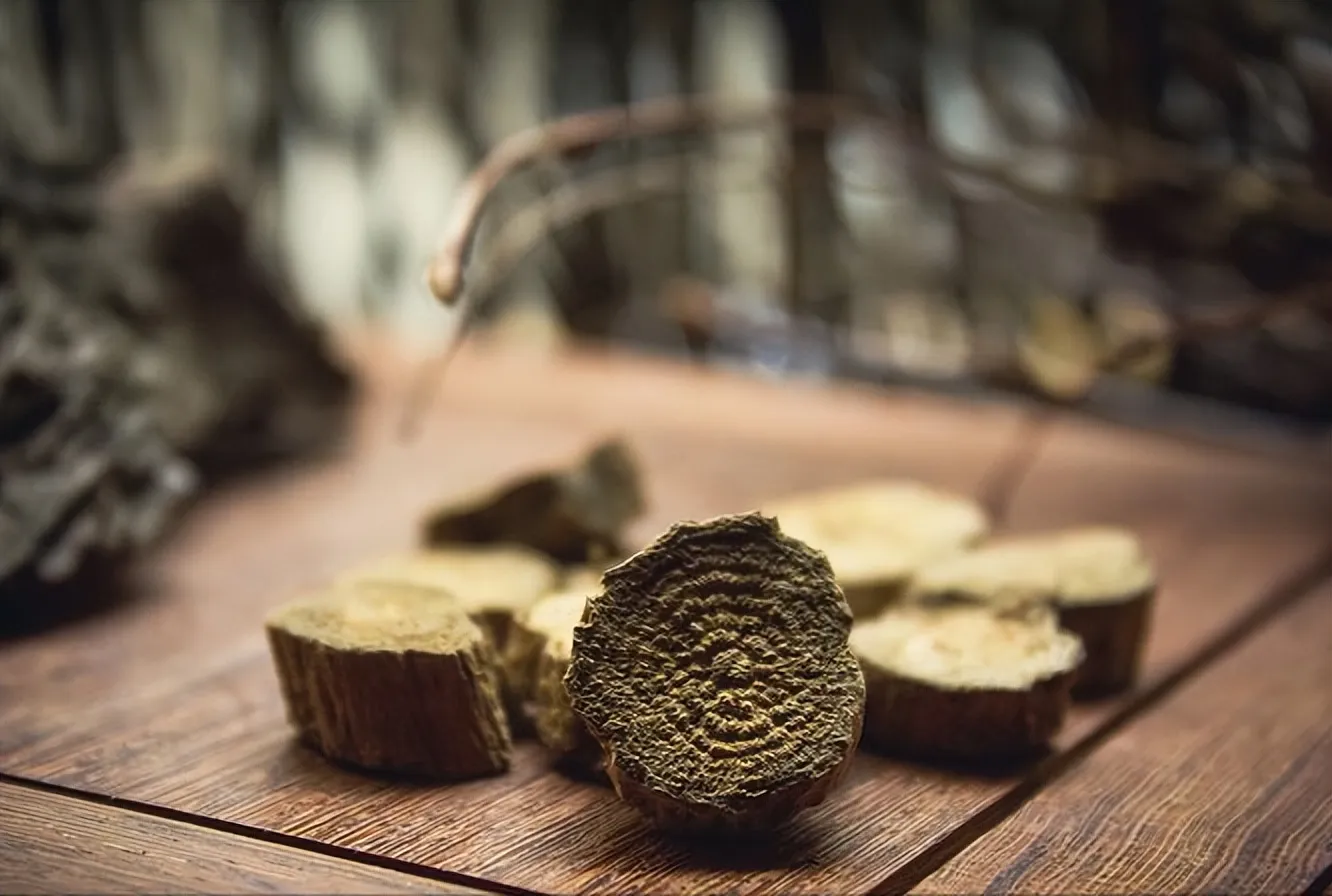 别把 “珍宝” 当 “废草”：5 种被低估中药材的逆袭之路插图