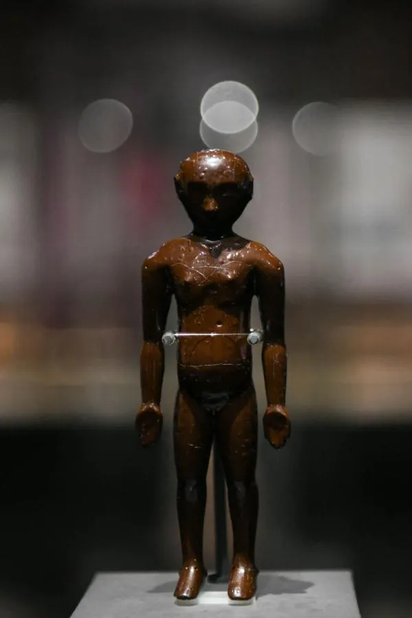 西汉 “经穴髹漆人像”:解锁古代中医经脉理论的珍贵钥匙插图 西汉 “经穴髹漆人像”:解锁古代中医经脉理论的珍贵钥匙插图