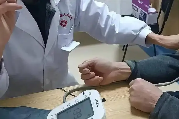 60 岁后高血压变 “难缠”？原因和应对都在这插图1