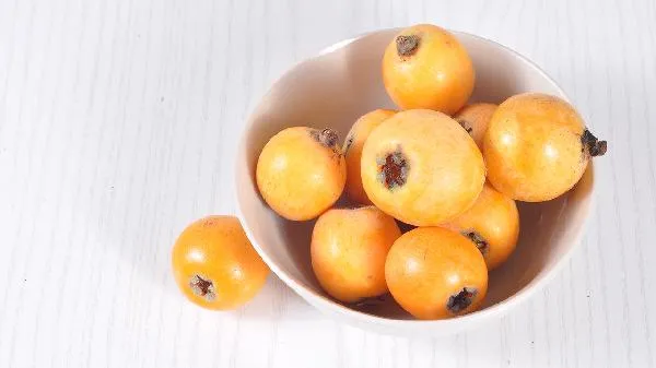 枇杷是上火的还是去火的 枇杷是生吃止咳还是炖的止咳插图1