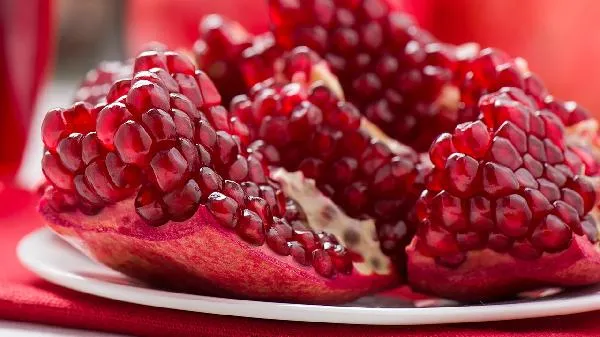 石榴放在冰箱好还是放在外面好 石榴和什么一起榨果汁好插图1