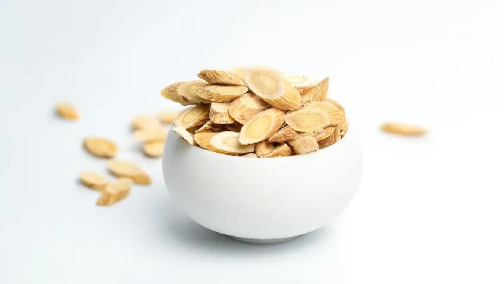 黄芪泡水喝有什么功效插图1