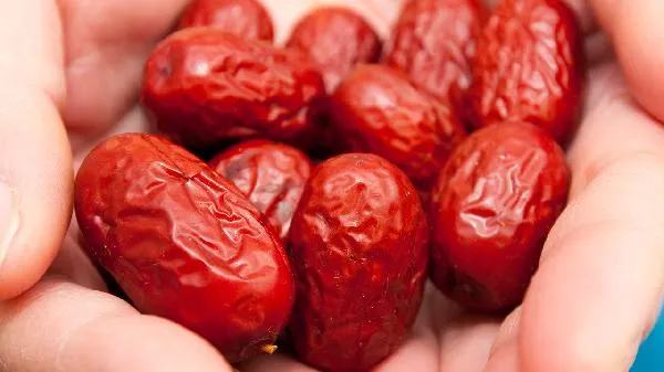 荔枝红枣银耳汤好吃又营养的做法插图1