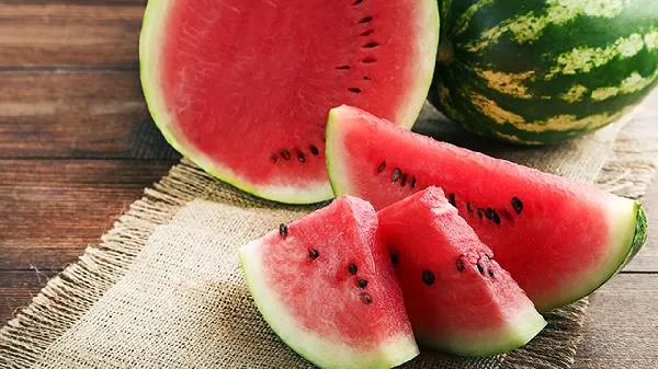 隔夜西瓜切掉一层能不能吃了 半边西瓜能放冰箱多久插图1
