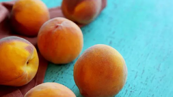 黄桃里面变红能吃吗 黄桃变红了还能放多久插图1