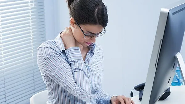 颈椎病危害健康 办公室白领如何预防颈椎病？插图1