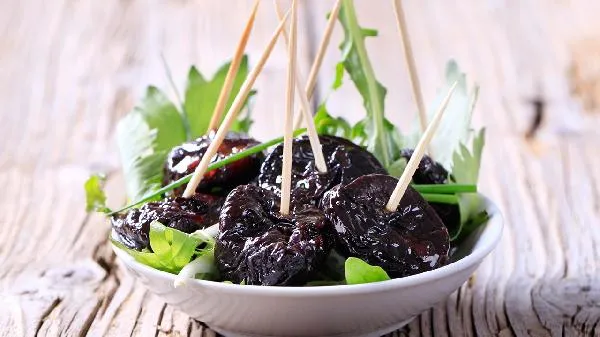 不小心吞了西梅核怎么办 西梅核消化后是整颗排出吗插图1