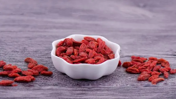 黑枸杞泡完水能吃吗 黑枸杞泡水喝的9大禁忌插图